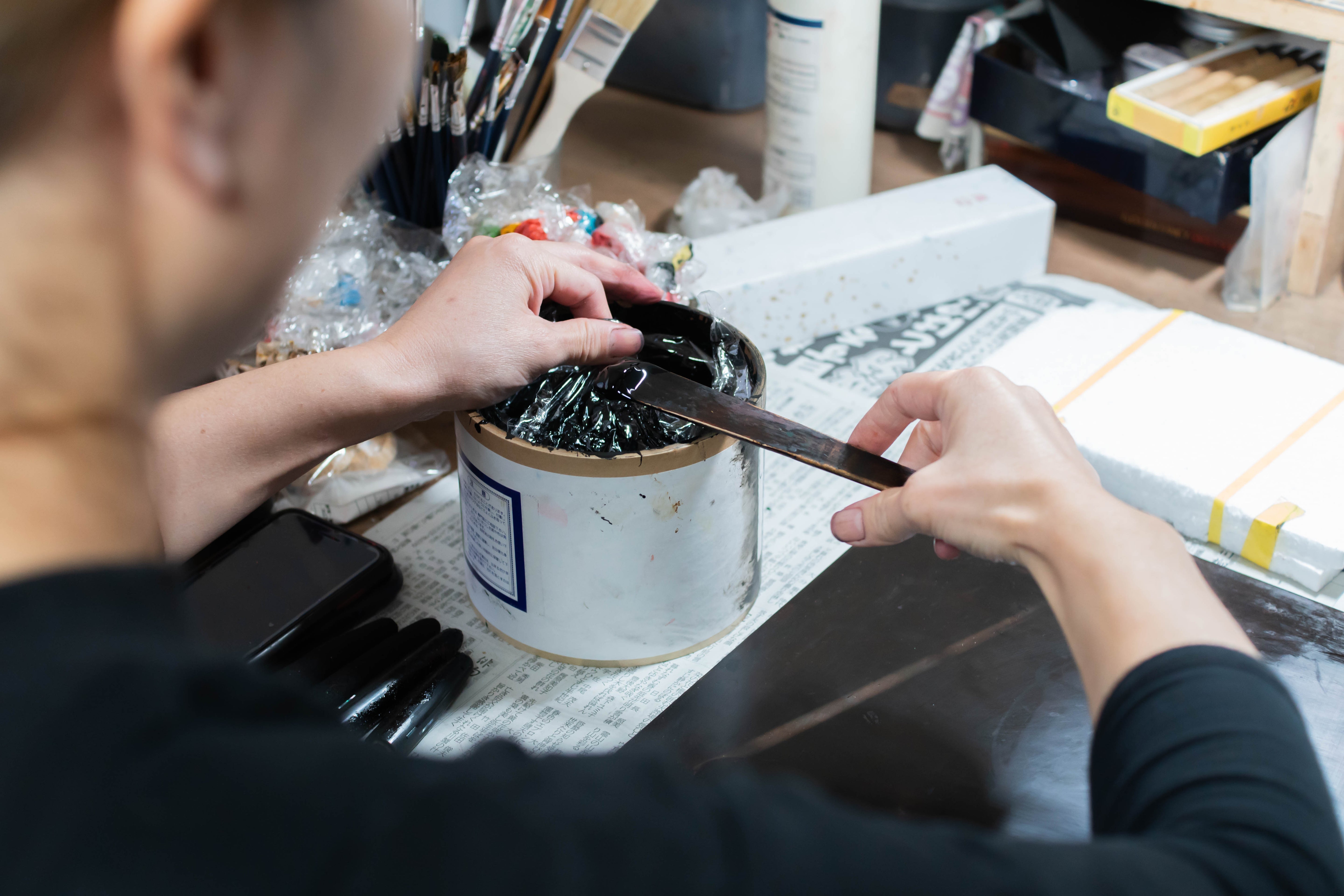 Wancher Watch urushi watch Master Oniyama taking out japanese urushi for lacquering 